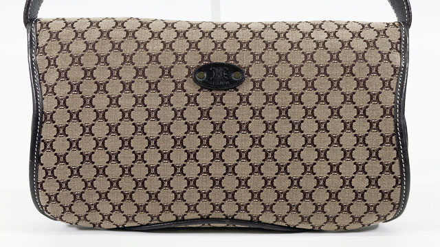 入荷しましたセリーヌのワンショルダーバッグの裏側